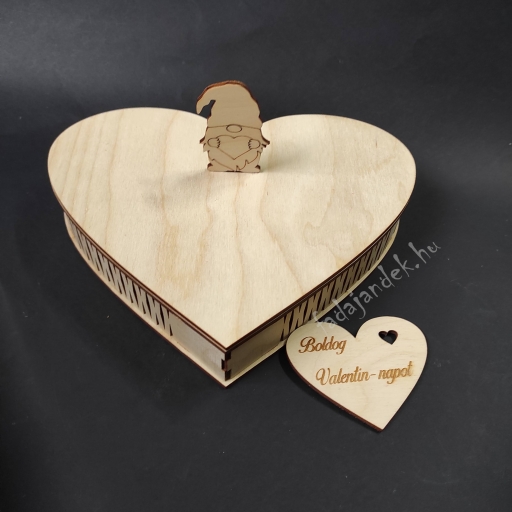 Szív alakú doboz natúr manófigurával díszítve