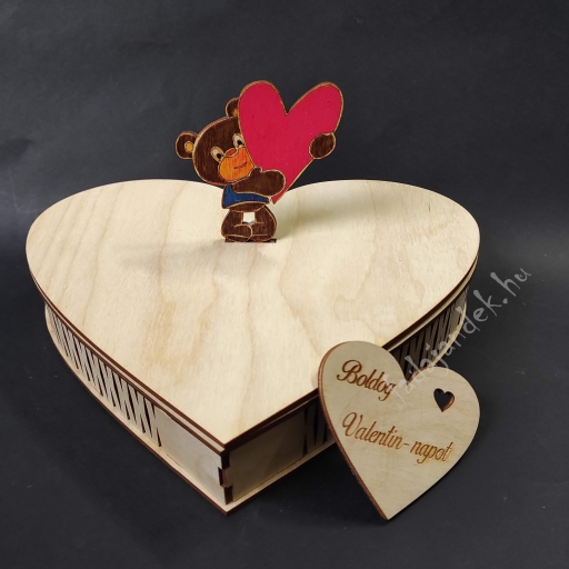 Szív alakú doboz festett macifigurával díszítve